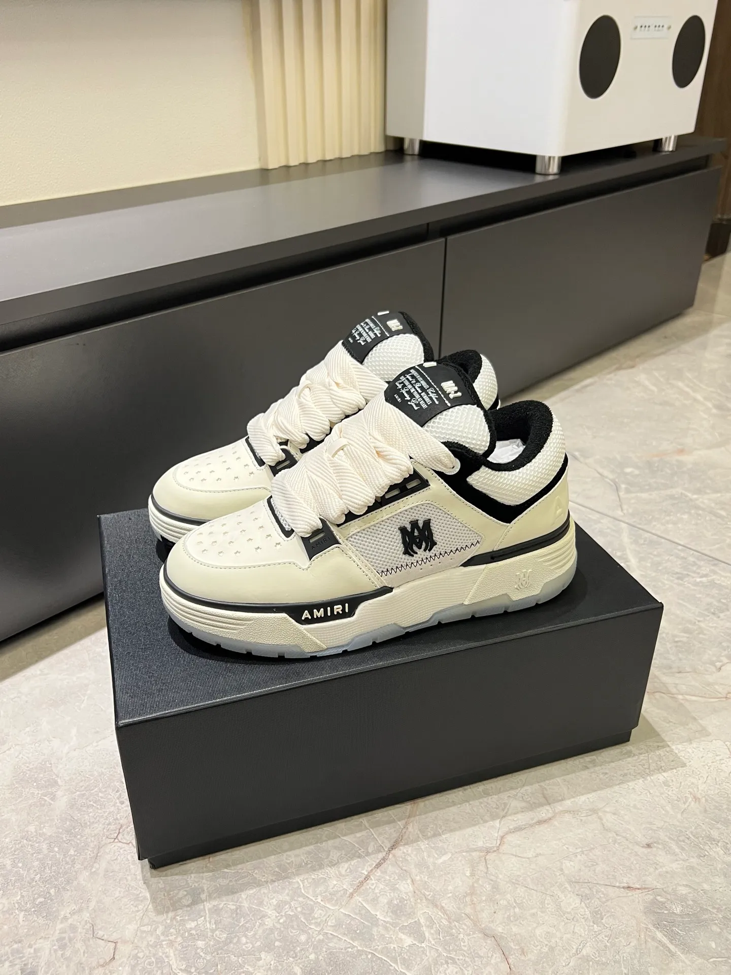 Men's shoes 💰p680 [AMIRI] 2025 spring and summer series new sneakers, new 🆕 bread shoes, bread shoes have a very special big tongue design, thickened outsole, rounded toe, oversized rubber sole and perforated star details, whoever wears them will look better! The appearance is responsible, the feet are retro and handsome! Size: 38-45